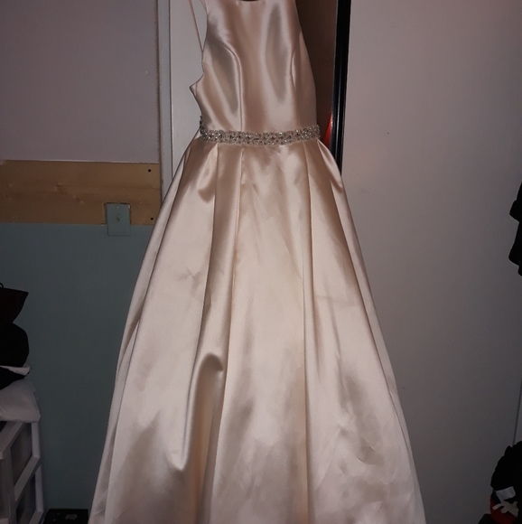 Wedding dress - Picture 2 of 4